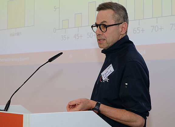 Rigas Wendel, Leiter Radfahrschule beim ADFC München, präsentiert die Ergebnisse der Befragung