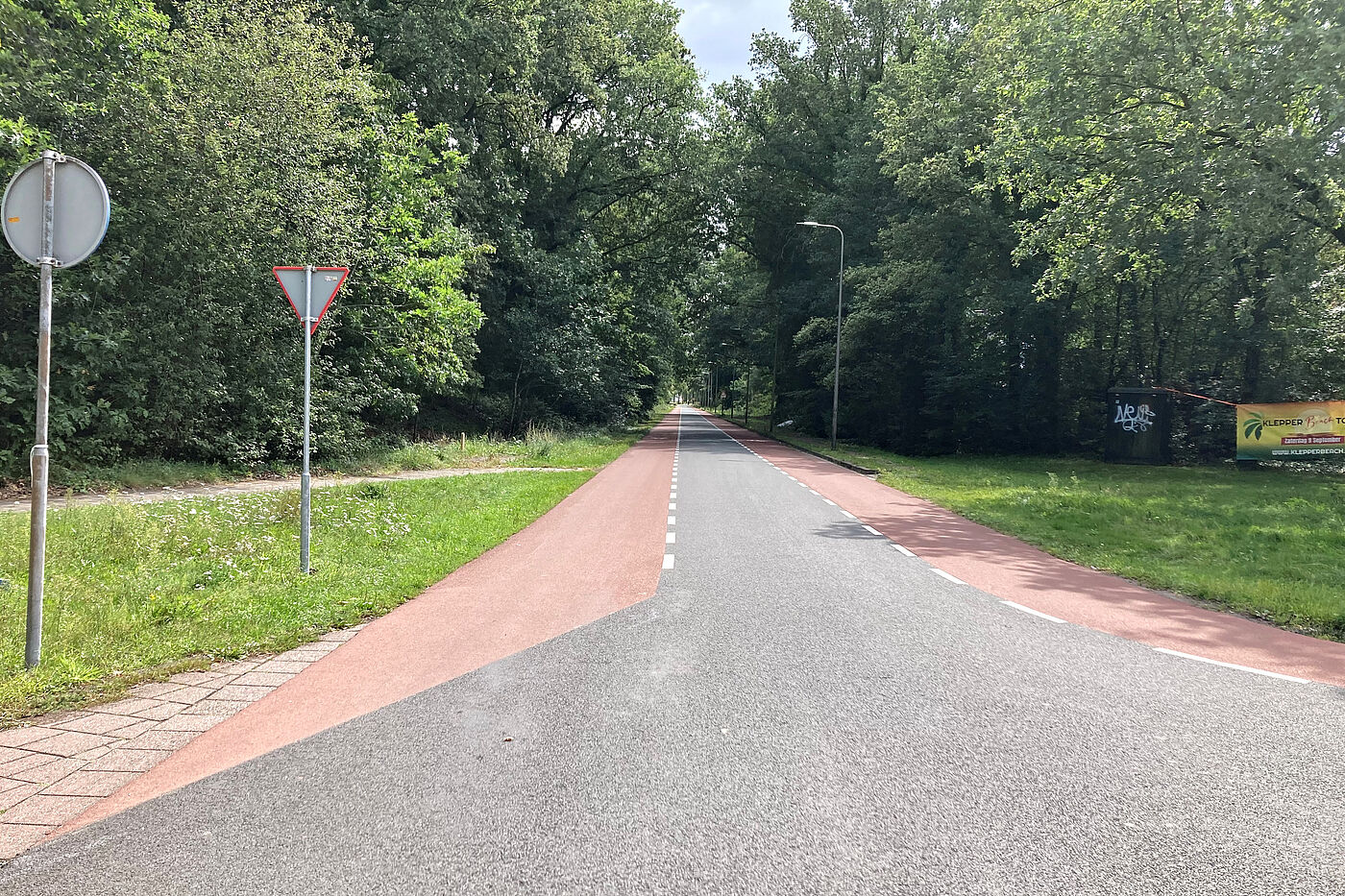 Landstraße Landstraße mit gut sichtbaren Radfahrstreifen
