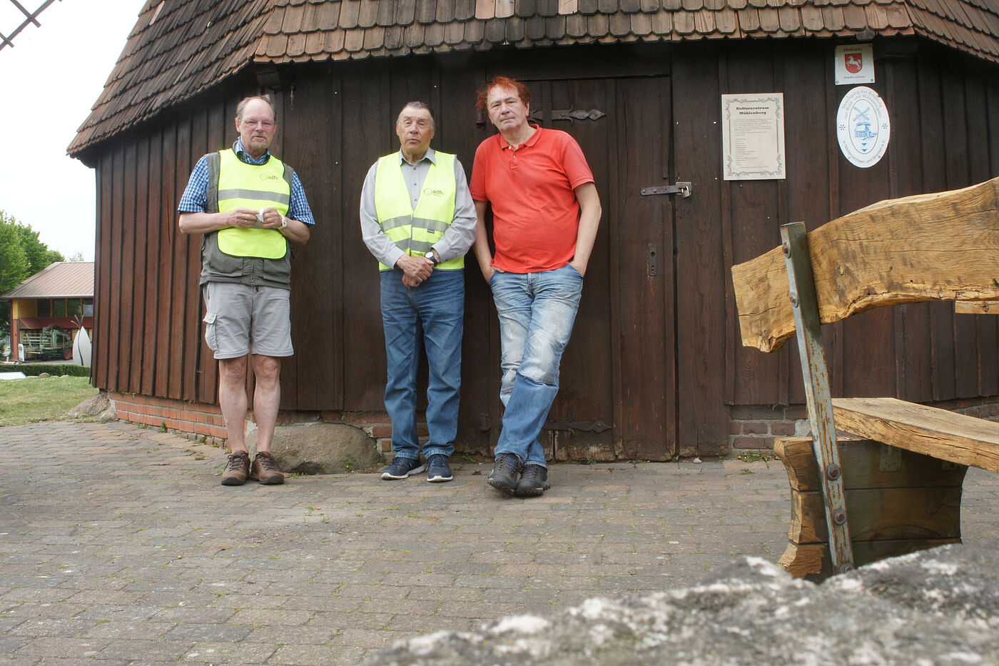 ADFC-Papenburg-2022-05-07-6383.jpg Gruppenfoto vor Gehlenberger Mühle 1