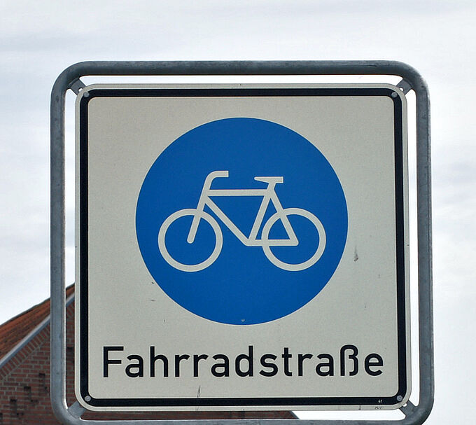 Verkehrsschild Fahrradstraße, Kraftverkehr bis 7,5 t frei