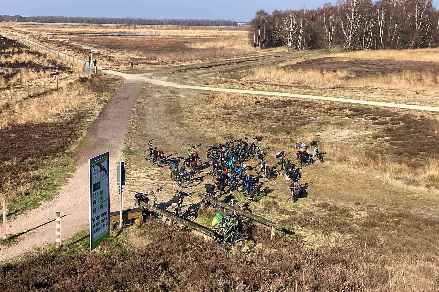 Die abgestellten Fahrräder vor dem Aufsichtshügel im Dalum-Wietmarscher Moor