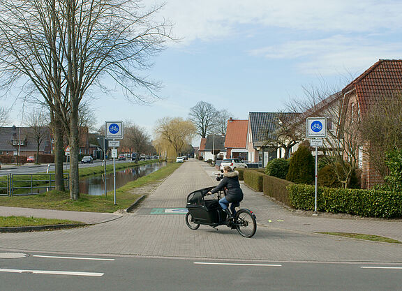 OG-Papenburg-Fahrradstrasse-DSC07826-A-Wotte.jpg Fahrradstraße Mittelkanal links