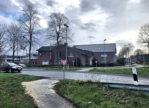 Maximal 1 Sekunde vergehen zwischen Erkennen des kommenden Kraftverkehrs und Erreichen der Querungshöhe durch den Kraftverkehr