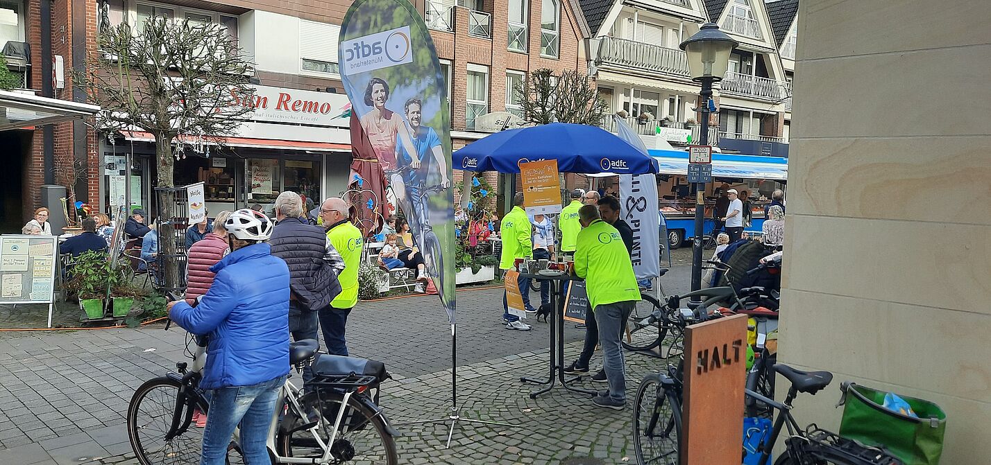 Aktion ADFC Fahrradklimatest 2022 in Havixbeck auf dem Wochenmarkt Aktion ADFC Fahrradklimatest 2022 in Havixbeck auf dem Wochenmarkt