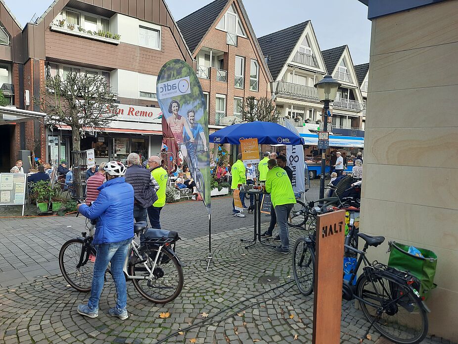 Aktion ADFC Fahrradklimatest 2022 in Havixbeck auf dem Wochenmarkt Aktion ADFC Fahrradklimatest 2022 in Havixbeck auf dem Wochenmarkt