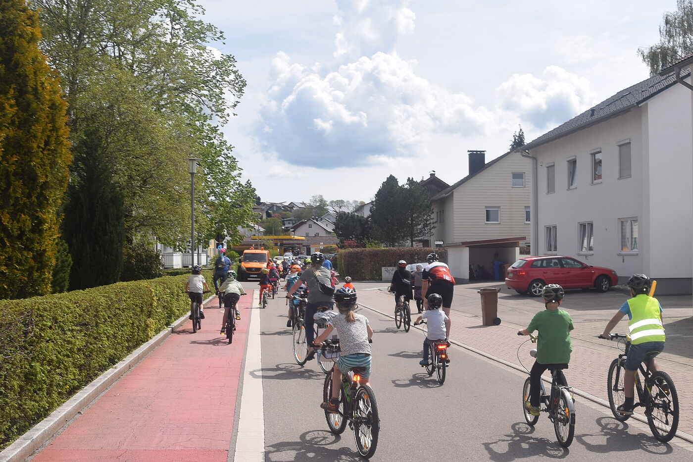 Kinder radeln bei der Demo auf der Straße