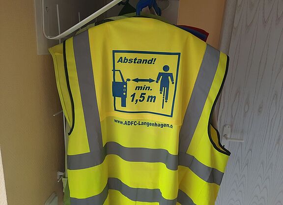 Warnweste Für lau! DIESE Warnweste verschenkt der ADFC Langenhagen so lange an seine Mitglieder, bis diese beiden Gefahrstelle behoben sind: 1. Ampel-Kreuzung Godshorner Straße / Straßburger Platz, 2. Fahrrad-Anlüger-Straße mit extrem vielen unerlaubt durchfahrenden Kfz sowie viel zu enges Überholen trotz Überholverbot