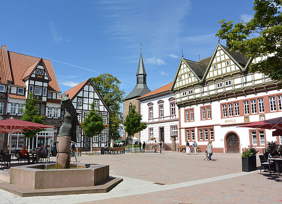 Blomberg - Marktplatz mit historischem Rathaus aus dem 16. Jh. Blomberg - Marktplatz mit historischem Rathaus aus dem 16. Jh.