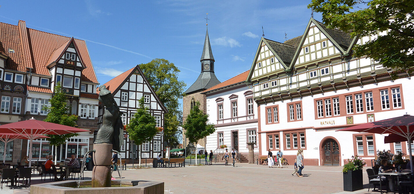 Blomberg - Marktplatz mit historischem Rathaus aus dem 16. Jh. Blomberg - Marktplatz mit historischem Rathaus aus dem 16. Jh.