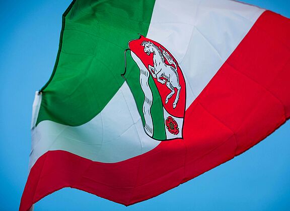 Die im Wind wehende Flagge des Landes Nordrhein-Westfalen