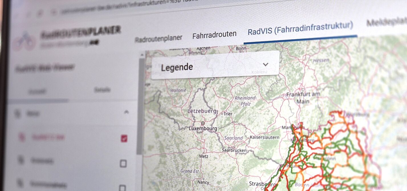 Das Bild zeigt eine Ansicht des RadVIS WebViewer auf einem Computerbildschirm, der eine Karte des Radwegenetzes in Baden-Württemberg zeigt