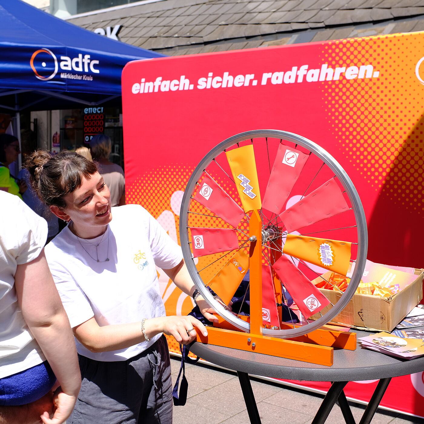 einfach. sicher. radfahren. Kampagne des ADFC NRW für mehr Verkehrssicherheit. Der ADFC im Gespräch mit Eltern und Kindern. Eine Forderung des ADFC sind sichere Schulwege. 