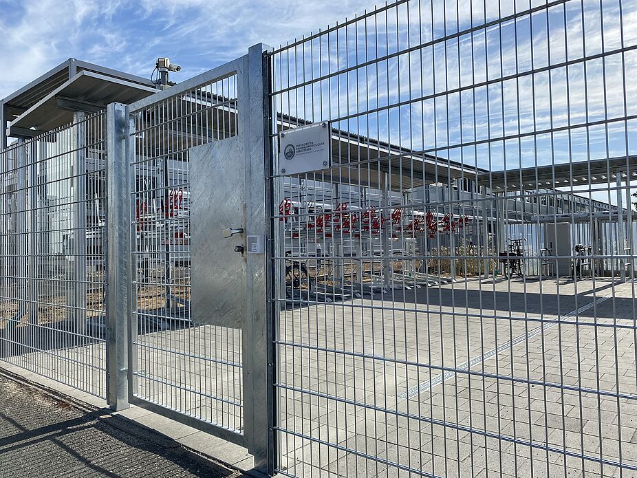 Abstellanlage mit ADFC Auszeichnung Zugangstor zur Abstellanlage mit dem Logo "Fahrradfreundlicher Arbeitgeber"