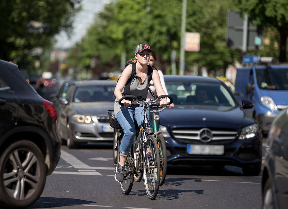 Radfahren in der Stadt: Dichter Verkehr Radfahren in der Stadt: Dichter Verkehr