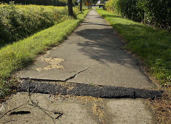 Beschädigter Radweg Beschädigter Radweg
