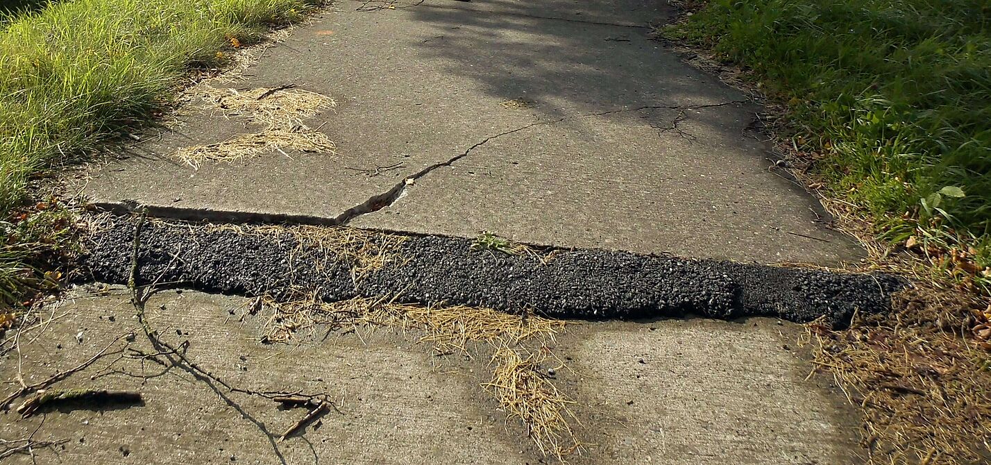 Beschädigter Radweg Beschädigter Radweg