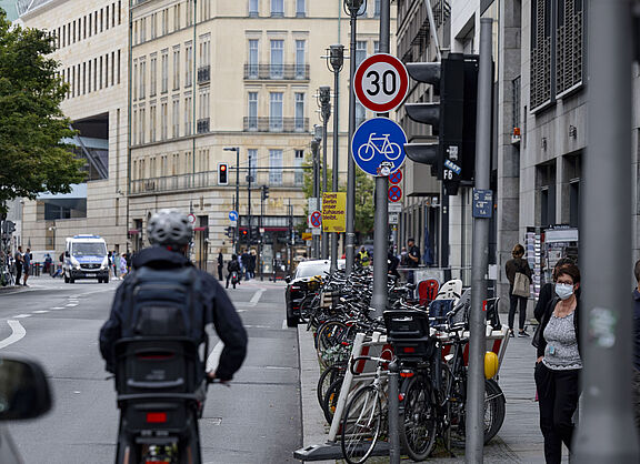 Städtische Verkehrsszene mit Fahrradinfrastruktur