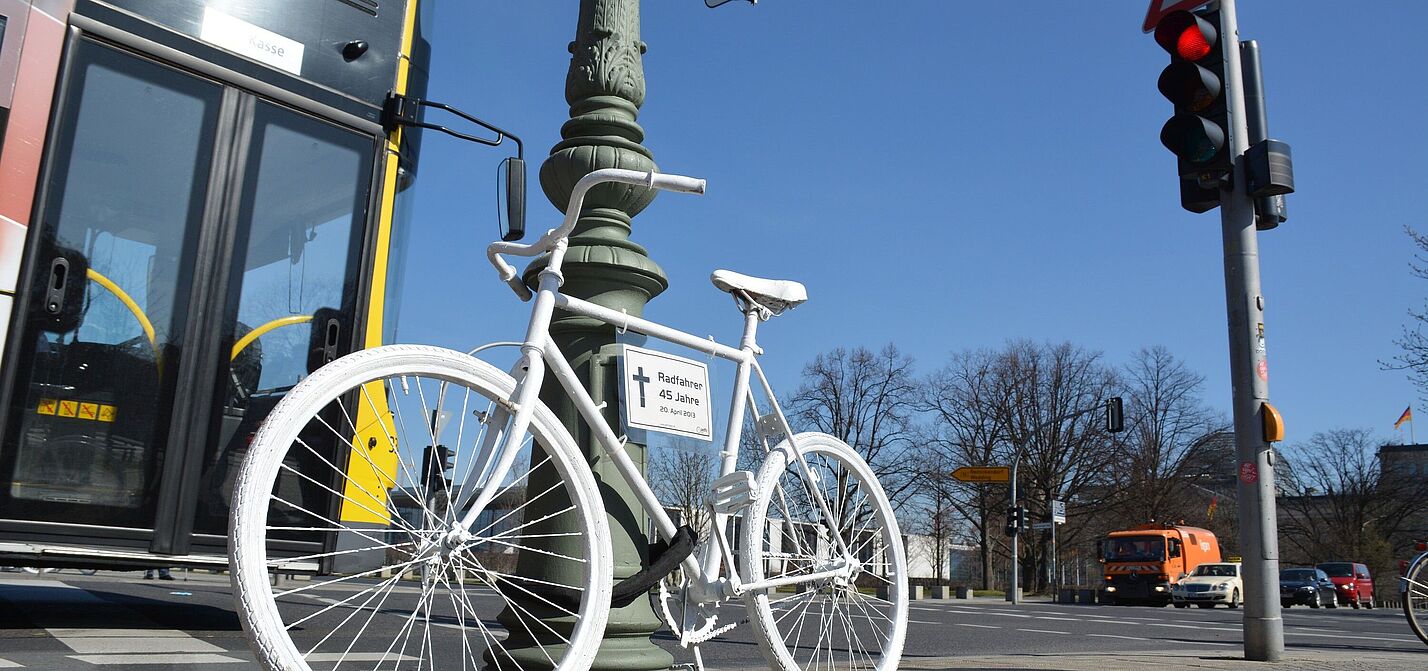 In vielen Städten erinnern weiße Geisterräder an getötete Radfahrer Geisterrad erinnert an Unfallopfer
