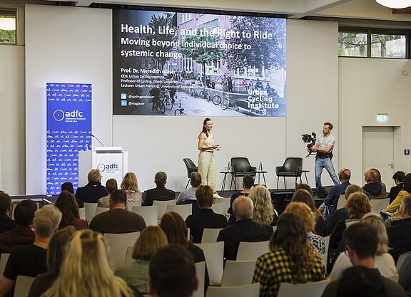 Internationales ADFC-Symposium "Gesundheit x Mobilität": Sprecherin mit Publikum und Kameramann
